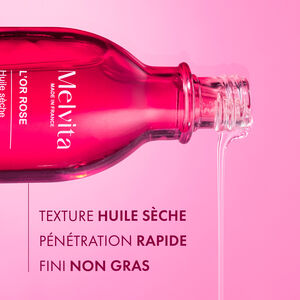 Huile Sèche Lift Pro-Fermeté L'Or Rose 100 ml, Zoom sur le liquide qui sort du produit. En dessous de la bouteille en majuscule "Texture huile sèche" en dessous "Pénétration rapide", en dessous "Fini non gras" | Melvita